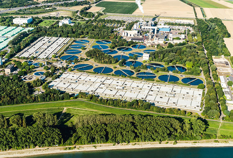 Größte Kläranlage am Rhein: In der Kläranlage werden jährlich fast 100 Millionen Kubikmeter Produktionsabwasser des Unternehmens geklärt. Auch Abwässer aus umliegenden Städten und Gemeinden werden gereinigt. (Foto)