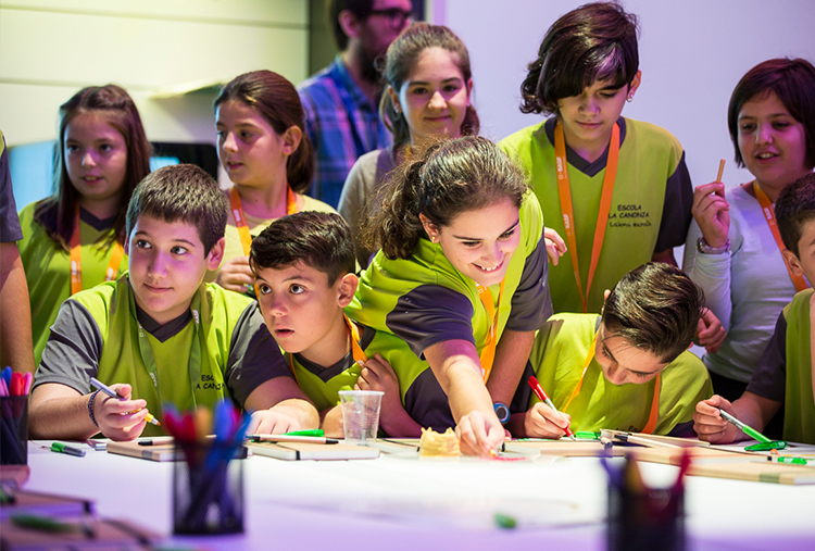 Bei der Creator Space Tour in Barcelona konnten auch Kinder teilnehmen: Sie bemalten bei einer eigenen Co-Creation-Aktivität bunte Teller. (Foto)