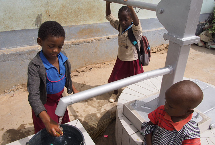 Endlich frisches, sauberes Wasser für die 200 Kinder des Notre-Dame-Waisenhauses – nun, wo eine Pumpe am Brunnen im Hof installiert wurde. Dieses „Connected-to-Care“- Projekt für die „Le Coeur sur la Main“-Stiftung hatte das Projektteam zuvor in Evry/Frankreich, ausgearbeitet. Außerdem gab es für die Kinder in der Grundschule, die an das Waisenhaus angeschlossen ist, Unterricht, in dem sie mehr über die Bedeutung des Händewaschens lernen. (Foto)