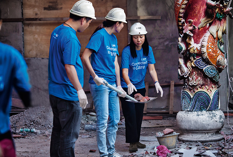 Ein Team von BASF-Mitarbeitern half freiwillig dabei, den Tempel aufzuräumen und den Brandschutt zu beseitigen. Die Initiative fand in Zusammenarbeit mit der Erasmus Mundus Students and Alumni Association (EMA) statt. (Foto)