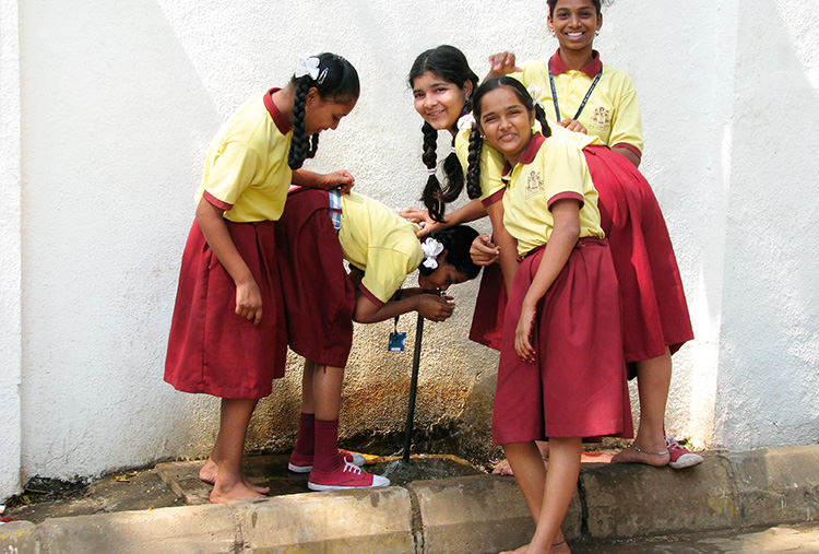 90 Minuten Wasser am Tag: Für einige Bewohner der indischen Metropole Mumbai ist die Aufbewahrung von Trinkwasser in Behältern lebensnotwendig. (Foto)