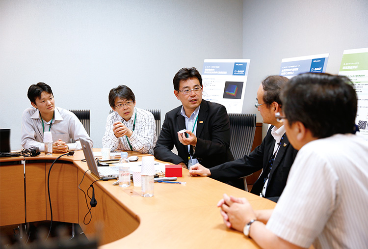 In Japan haben rund 50 Mitarbeiter von Panasonic Automotive & Industrial Systems Company und BASF gemeinsam in einem Co-Creation-Workshop über eine Reihe von aktuellen Energiethemen wie beispielsweise Leistungselektronik, Sensoren und „Energy Harvesting“ diskutiert. (Foto)