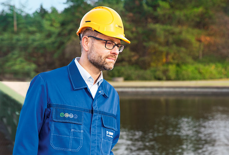 Bessere Energiebilanz: Dr. Peter Schmittel ist Betriebsleiter der BASF-Kläranlage in Ludwigshafen. Er arbeitet mit seinem Team an einer besseren Energiebilanz der Kläranlage – mit großem Erfolg. (Foto)